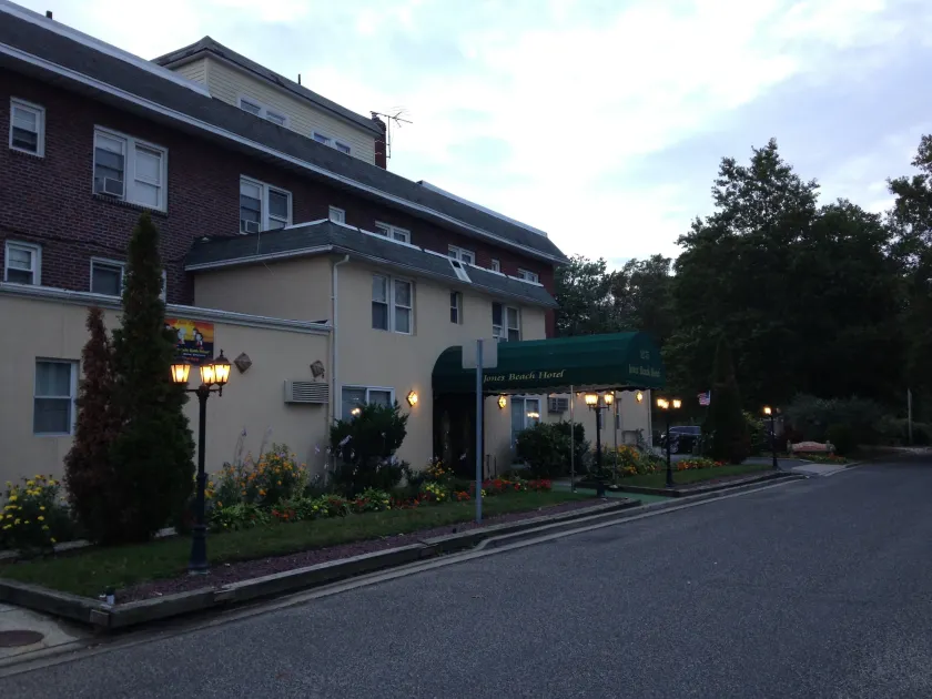 Jones Beach Hotel - Image 1