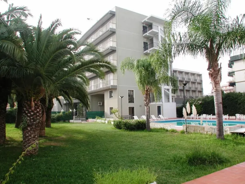 Park Hotel - Image 1