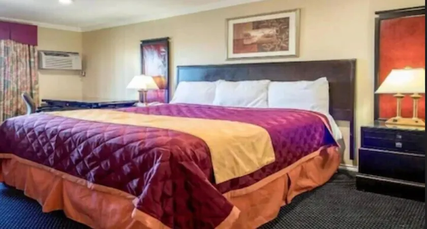 Queencity Inn - Image 1