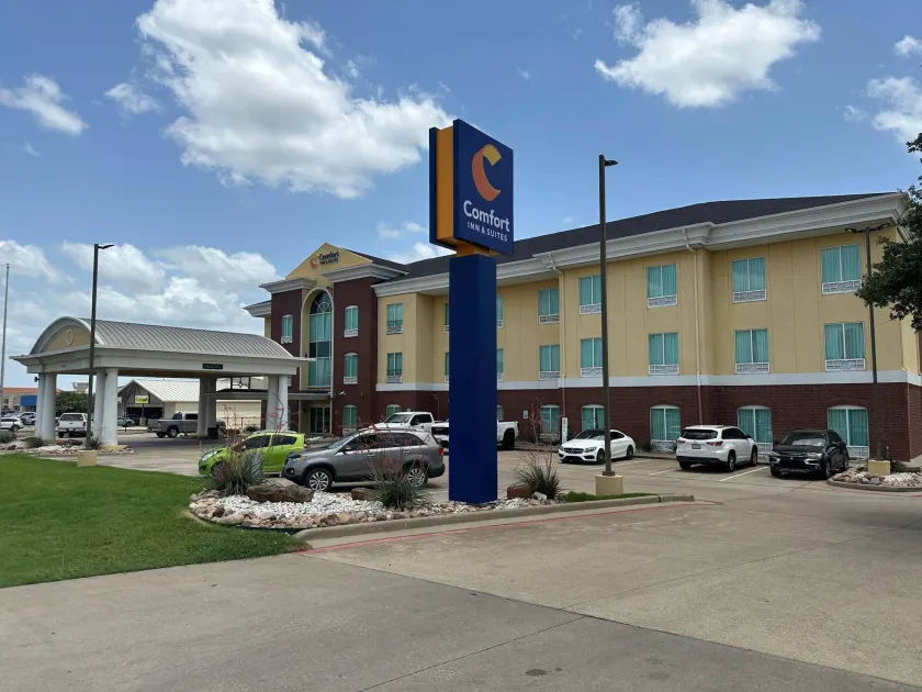 Comfort Inn & Suites Waco Woodway - Image 1