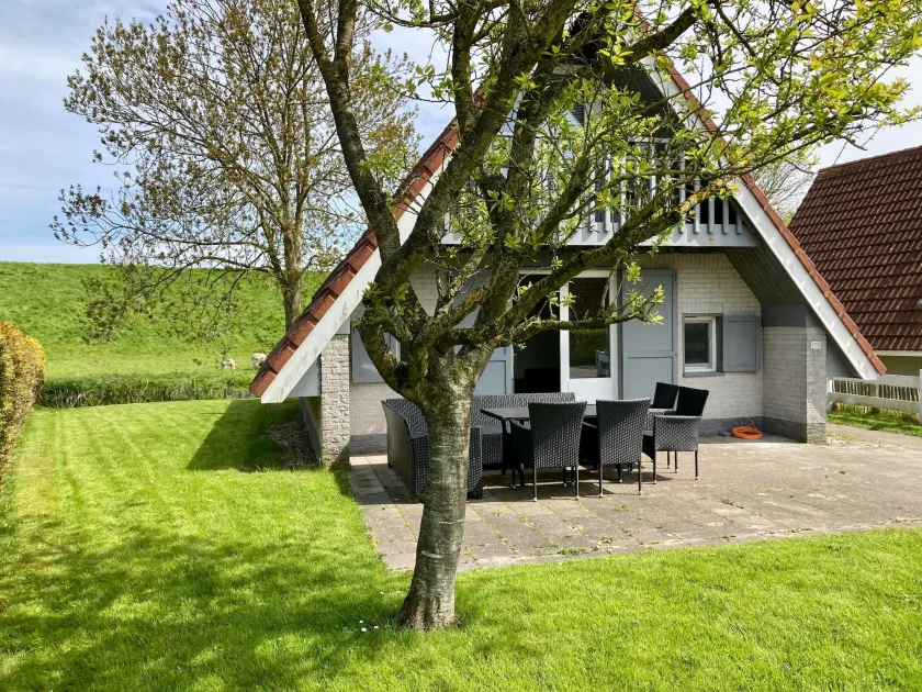 Joke am Deich 6 pers house with equipped terrace behind a dike at Lauwersmeer - Image 1