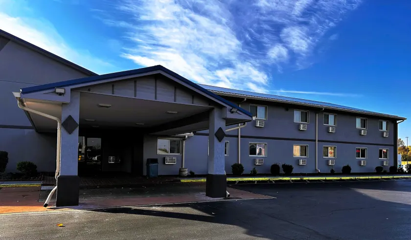 Super 8 by Wyndham Indianapolis Emerson - Image 1