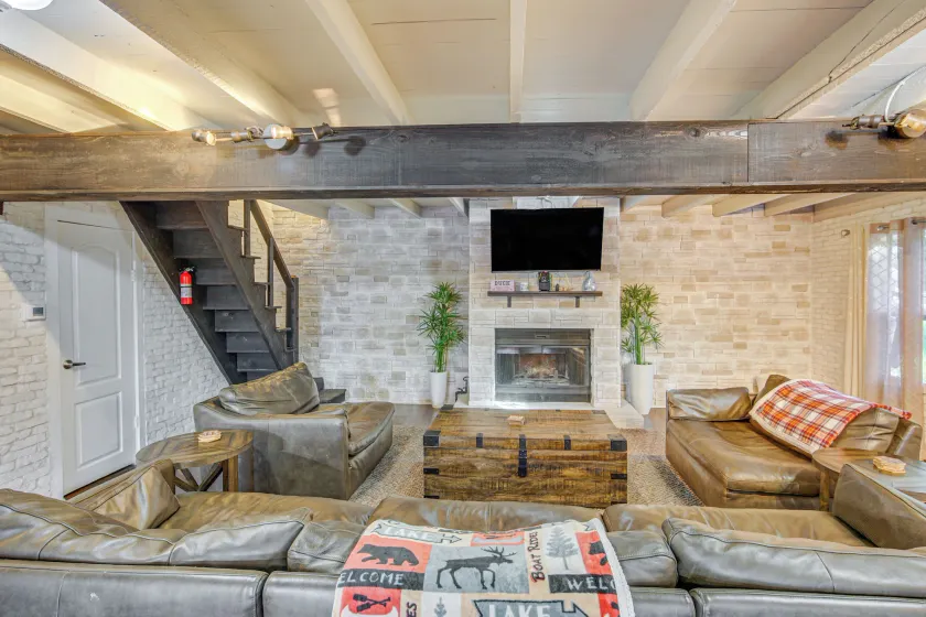 Game Room, Trails! 30-acre Lakefront Streetman Gem - Image 1