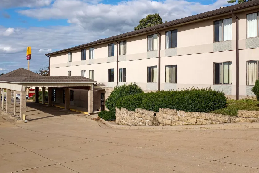 Econo Lodge Maquoketa - Image 1