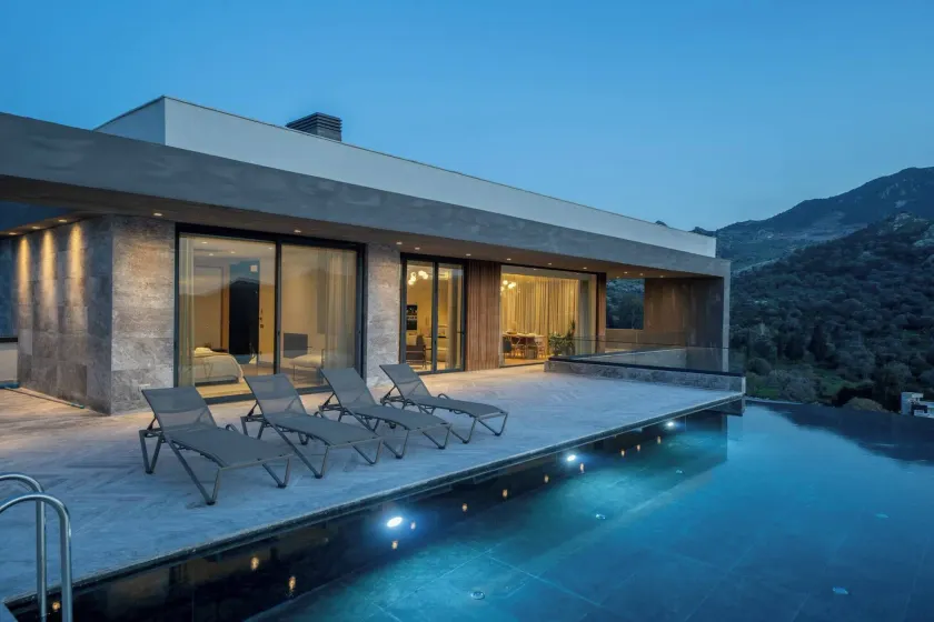 Hills Deluxe - Relaxed Luxury in Style and Serenity - Image 1