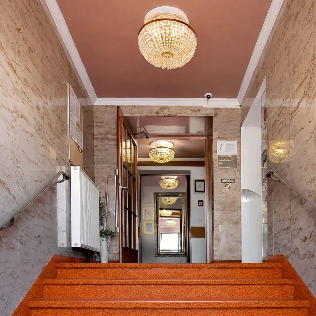 TIPTOP Hotel Burgschmiet Garni - Entrada (vista interior)