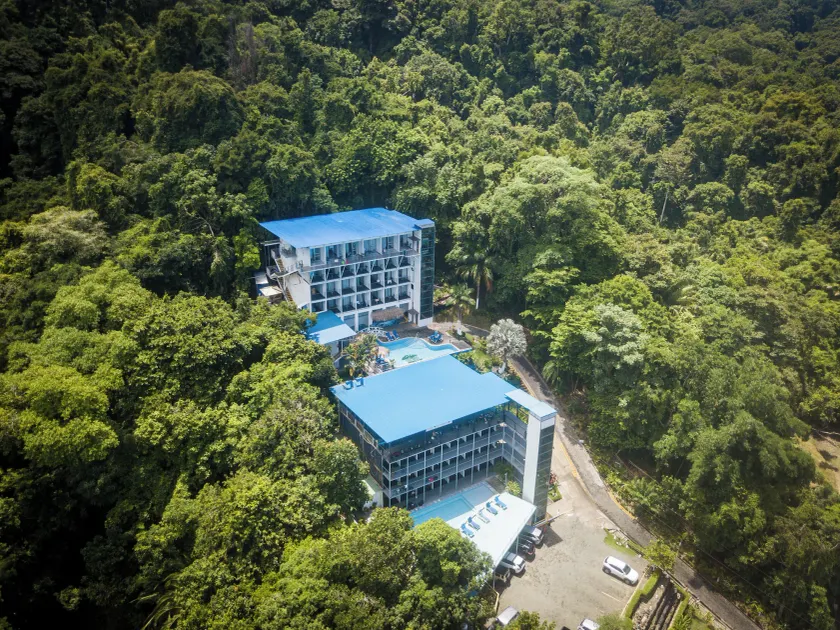 El Faro Containers Beach Hotel - Image 1