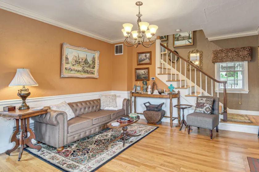 Monthly Stay Special! Cozy Cottage in Huntington - Image 1
