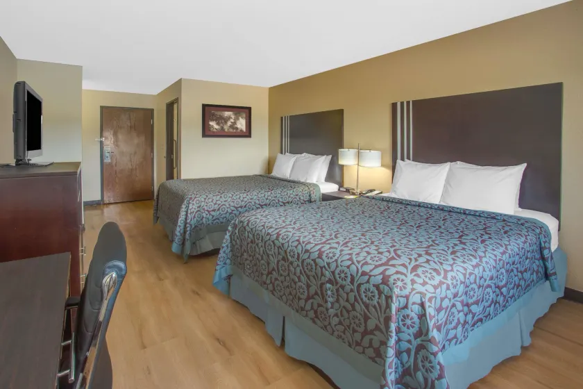 Days Inn by Wyndham Le Roy/Bloomington Southeast - Image 1
