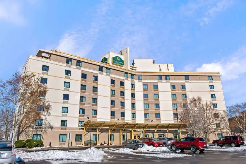 La Quinta Inn & Suites by Wyndham Boston Somerville - Image 1
