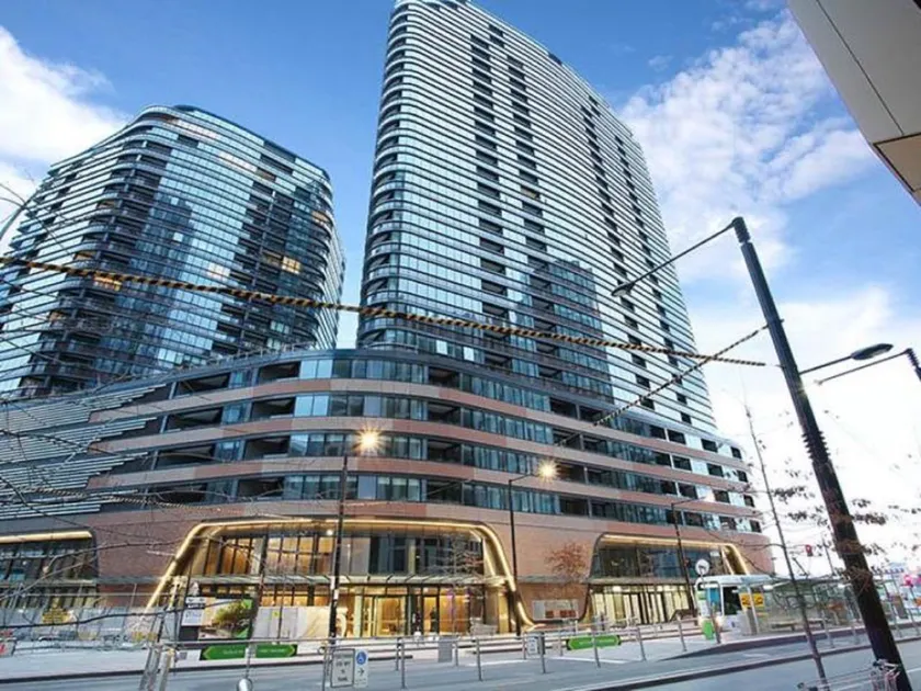 Melbourne Docklands Luxury Seaview Apartment - Image 1