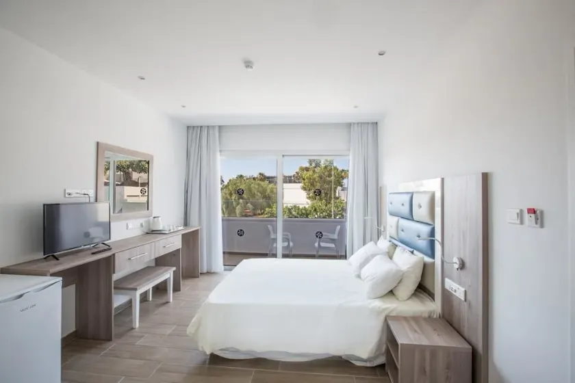 Stratovarius Nissi Rooms - Image 1