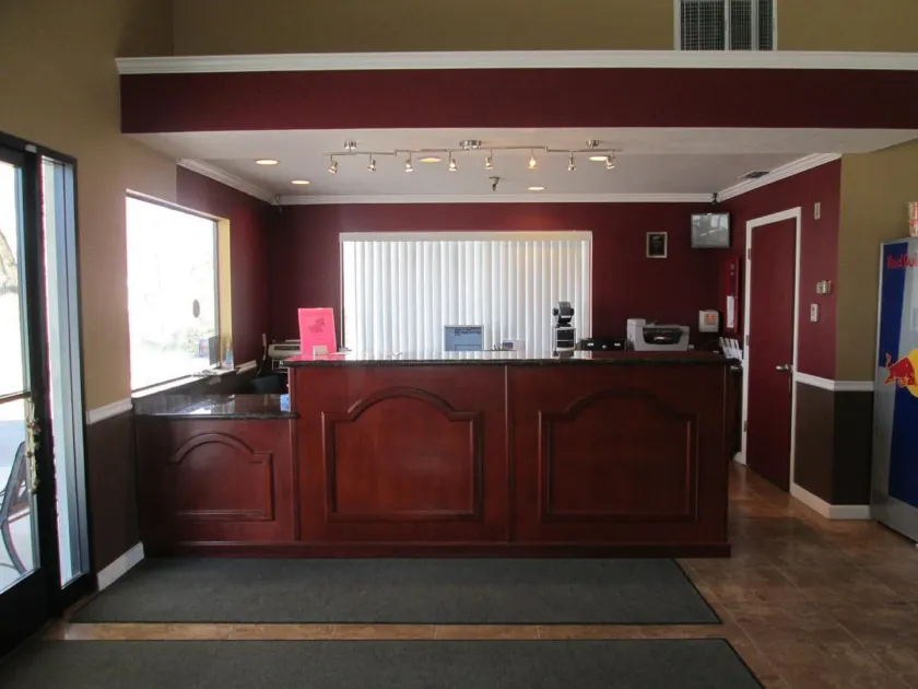 Valley Oaks Inn Woodland - Image 1