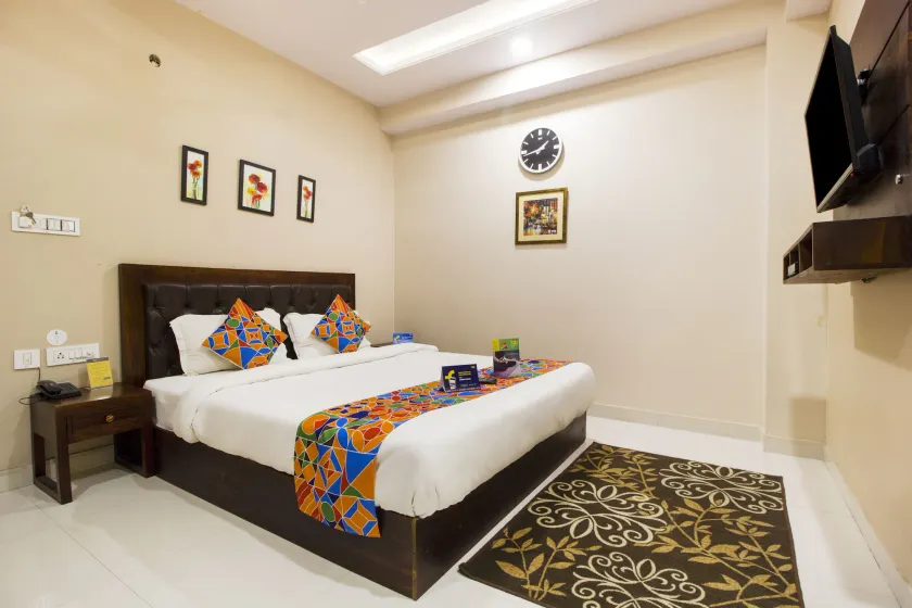 FabExpress Travelers Lodge - Image 1