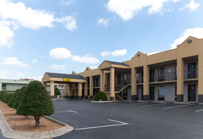 Super 8 by Wyndham Clarksville Northeast - Image 1