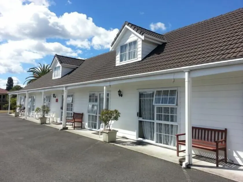 Malones Spa Motel - Image 1