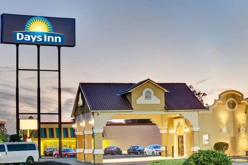 Days Inn by Wyndham Louisville Airport Fair and Expo Center - Image 1