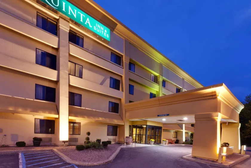 La Quinta Inn & Suites by Wyndham Plattsburgh - Image 1