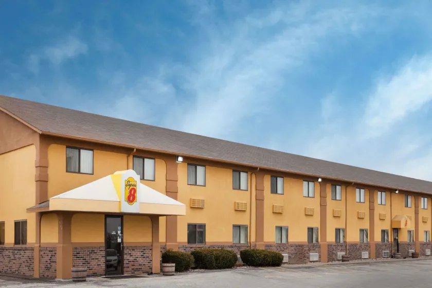 Super 8 by Wyndham Muscatine - Image 1
