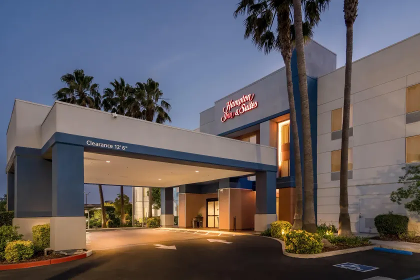 Hampton Inn & Suites Lathrop - Image 1