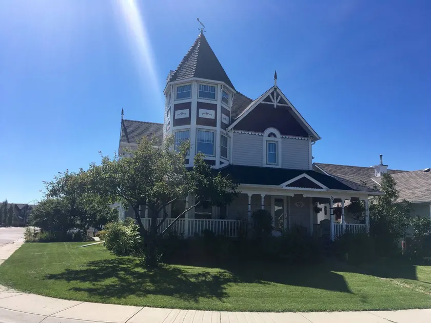 Charming Victorian Home in Okotoks Elegant Comfort Modern Convenience - Image 1