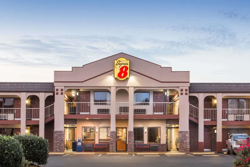 Super 8 by Wyndham Wytheville - Image 1