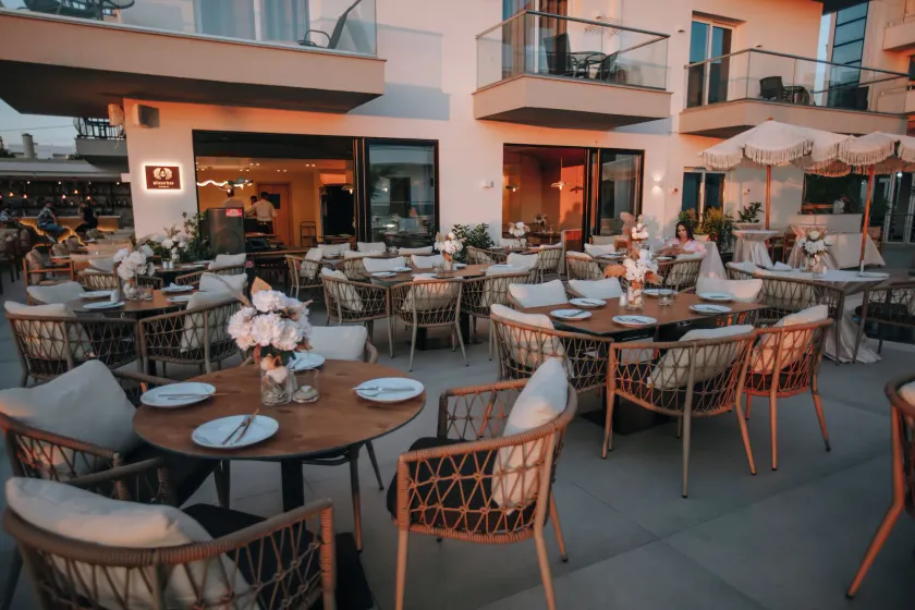 Avenue Hotel - Image 1
