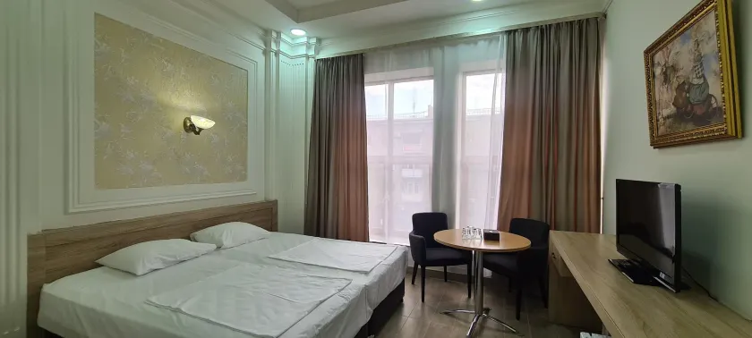 Yerevan Deluxe Hotel - Image 1