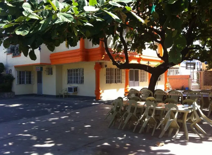 RedDoorz @ Tondaligan Beach Hotel - Image 1