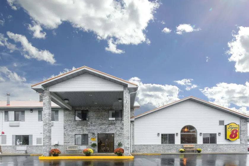 Super 8 by Wyndham Gallipolis Pt Pleasant Area - Image 1