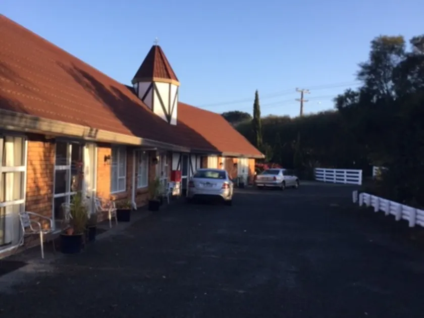 Castle Court Motel - Image 1