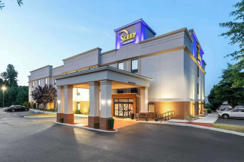 Sleep Inn & Suites Harbour Pointe - Image 1