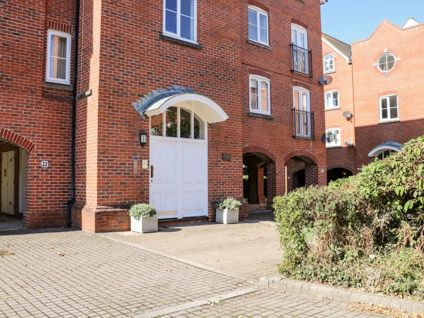 19 Quayside Walk - Image 1