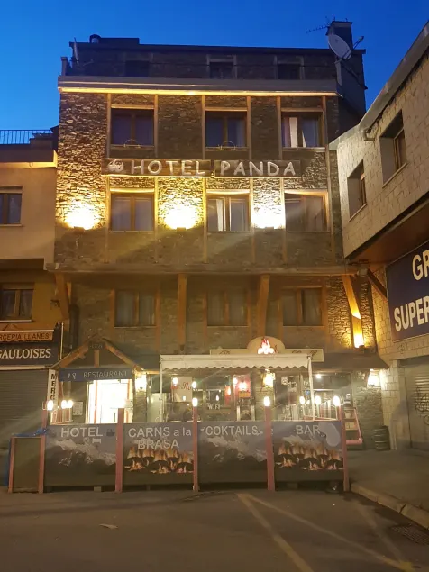 Hotel Panda - Image 1