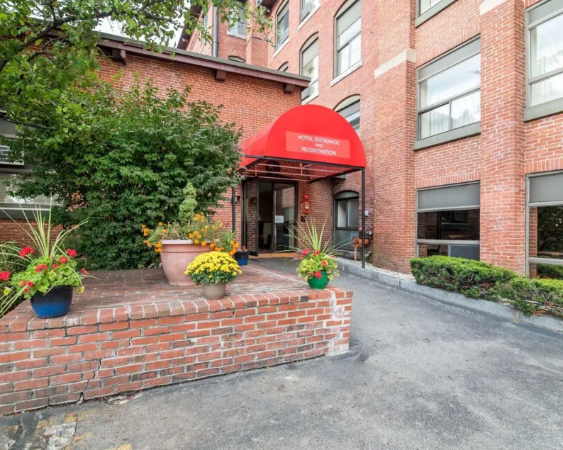 Econo Lodge Manchester - Image 1
