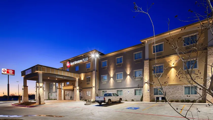 Best Western Plus Lonestar Inn & Suites - Image 1