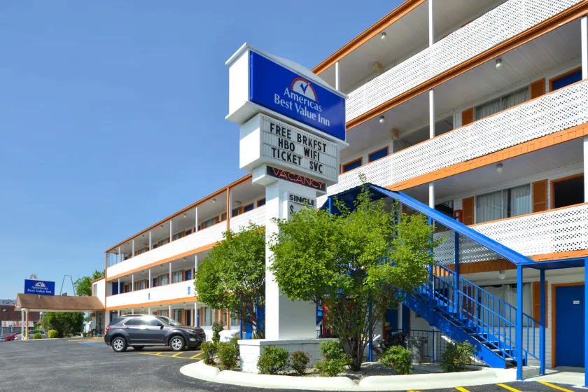 Americas Best Value Inn & Suites Branson - Near the Strip - Image 1