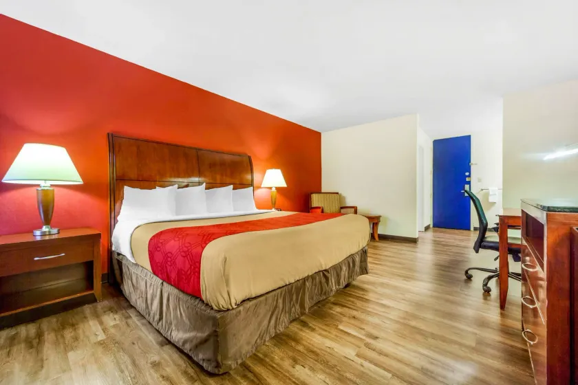Econo Lodge Inn & Suites Brookings - Image 1