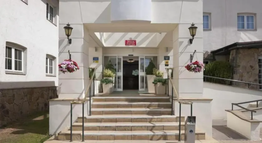 Airport Inn Manchester - Image 1