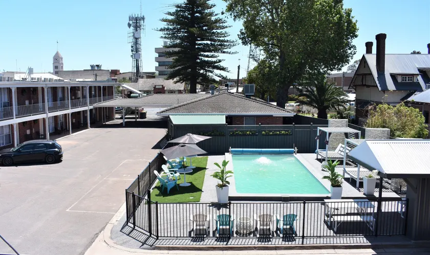 Town House Motor Inn - Image 1