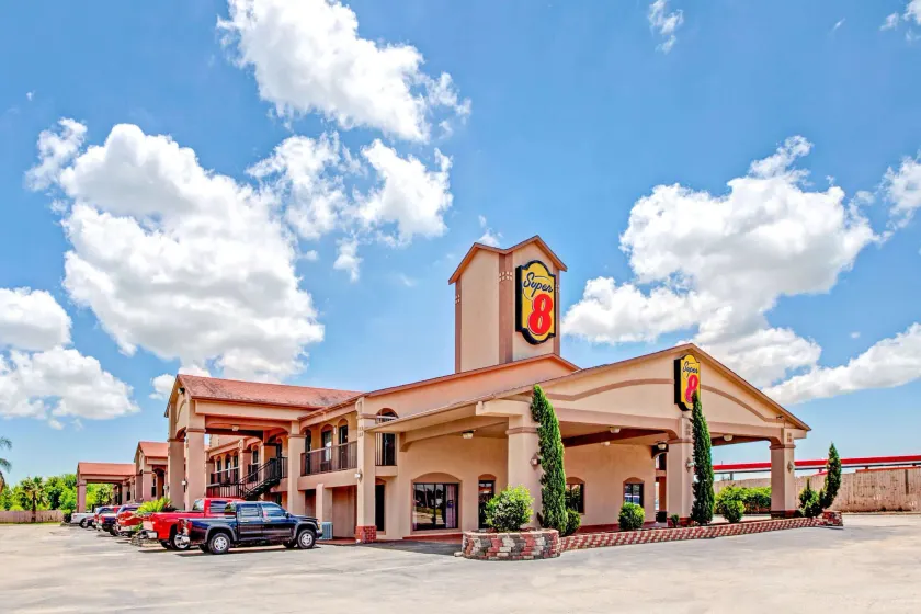 Super 8 by Wyndham Mont Belvieu - Baytown East - Image 1