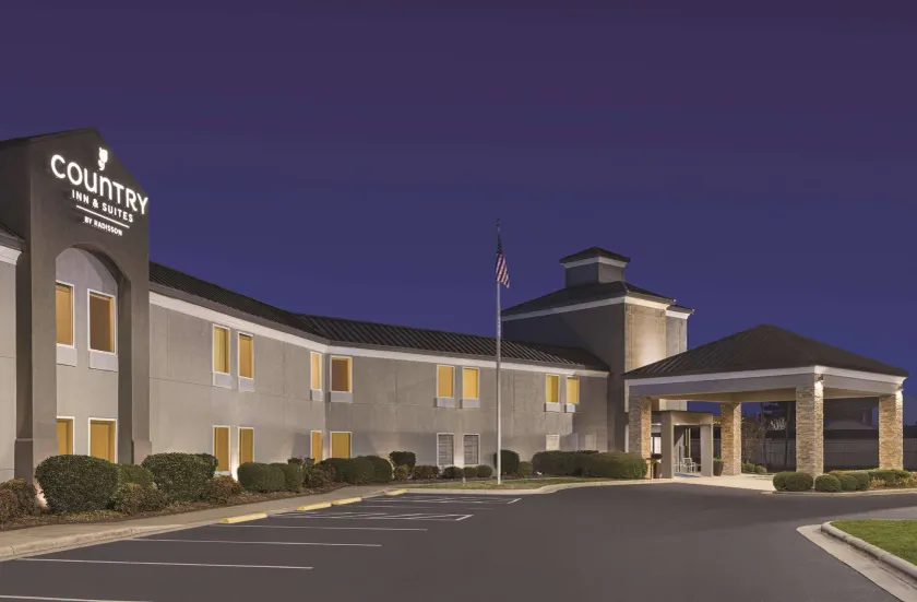 Country Inn & Suites by Radisson, Dunn I-95 - Image 1