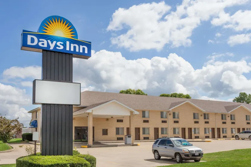 Days Inn by Wyndham Charleston - Image 1