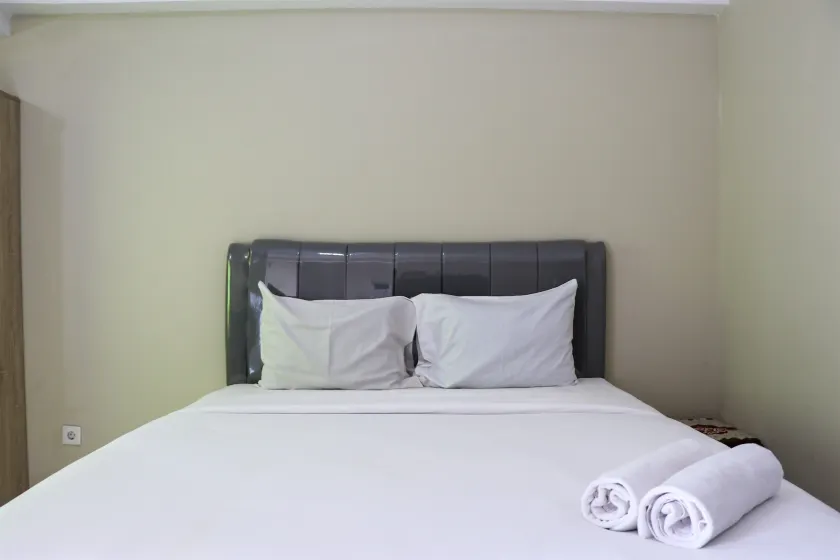 Simply Look Studio at Mont Blanc Bekasi Apartment By Travelio - Room