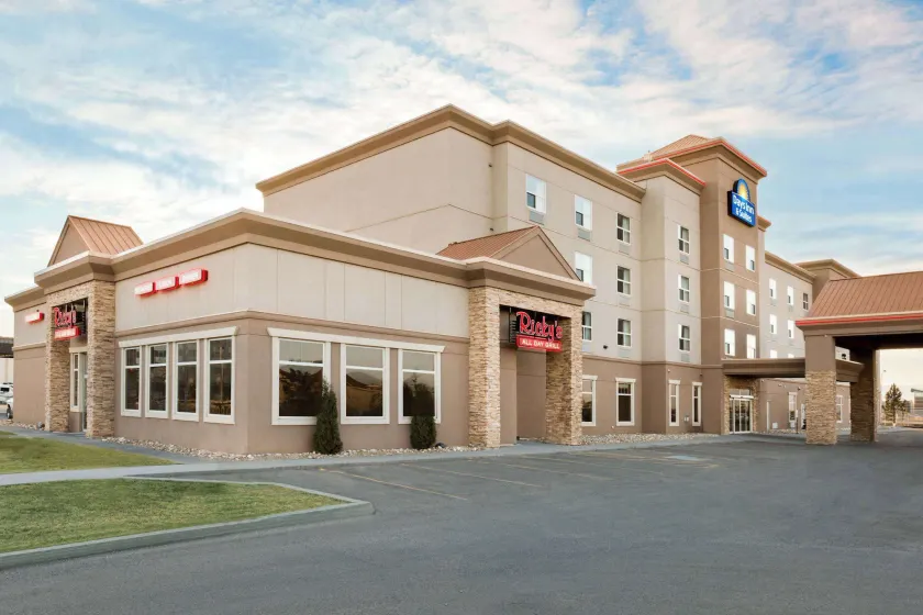 Days Inn & Suites by Wyndham Edmonton Airport - Image 1
