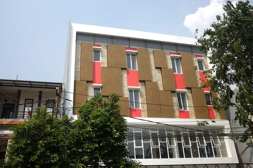 RedDoorz Plus near Mall Ciputra Jakarta - Image 1