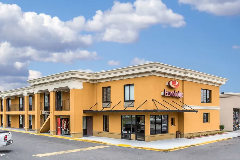 Econo Lodge Savannah Midtown - Image 1