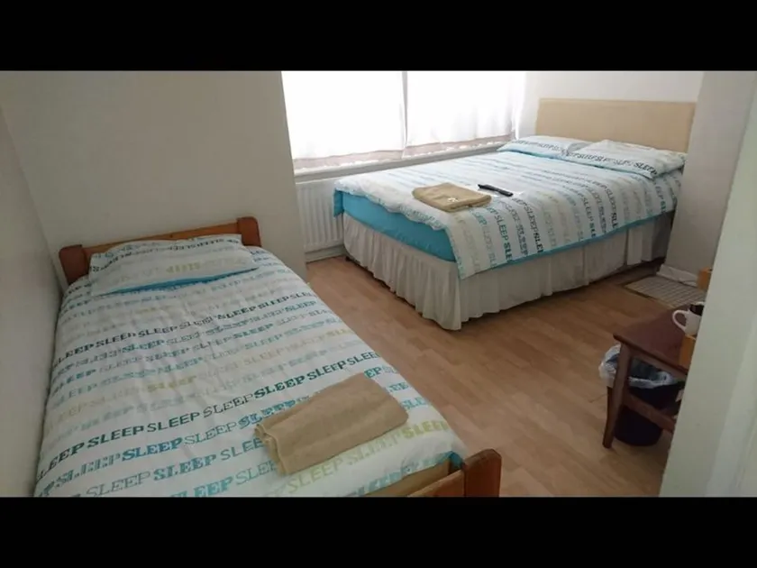 Chambre familiale pour 3 personnes avec 1 lit double et 1 lit simple Rez-de-chaussée Douche privée - Image 1