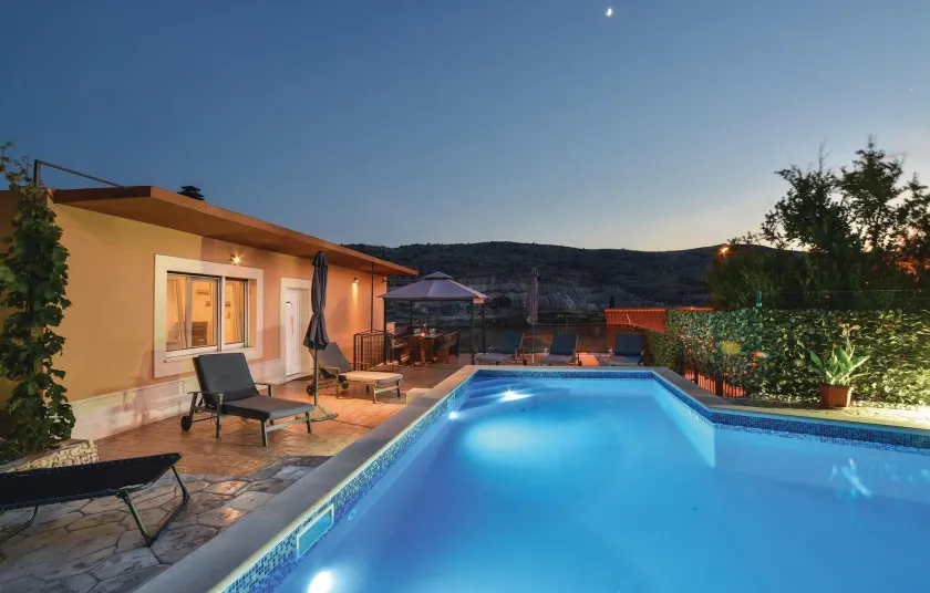 Stunning Home in Srinjine With Wifi and 4 Bedrooms - Image 1