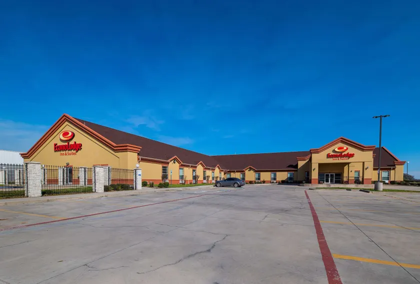 Econo Lodge Inn & Suites Bridgeport - Image 1